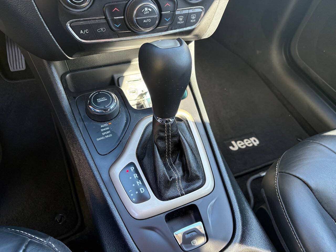Used 2015 Jeep Cherokee Limited AWD/4WD image 17