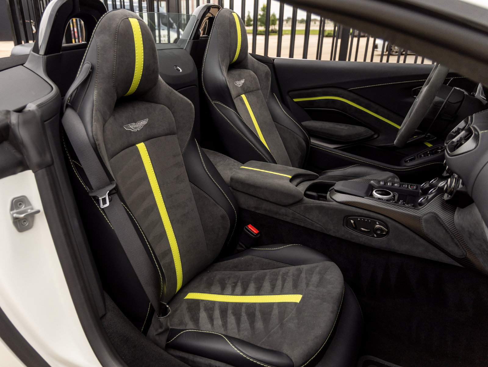 Used 2023 Aston Martin V8 Vantage Roadster RWD image 42