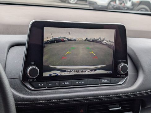 Used 2023 Nissan Rogue SV image 5