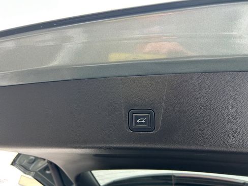 Used 2023 Chevrolet Traverse LT image 33