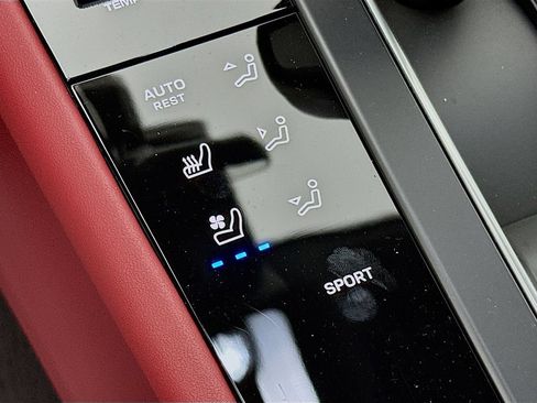 Certified 2025 Porsche Macan AWD/4WD image 23