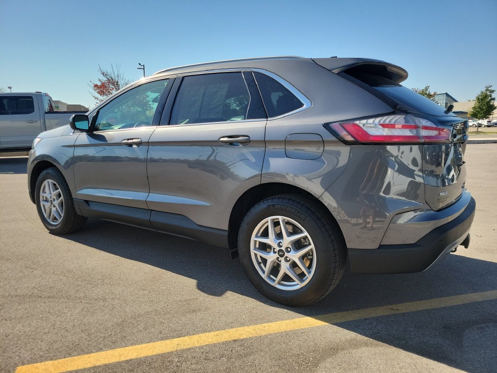 Used 2024 Ford Edge SEL w/ Convenience Package AWD/4WD image 3