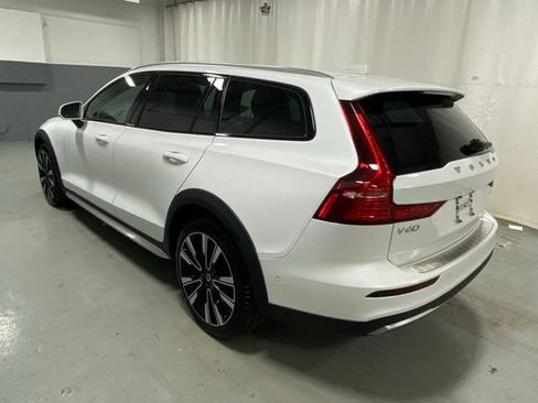 Used 2025 Volvo V60 B5 Cross Country Ultra AWD/4WD image 2