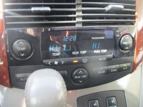 Used 2004 Toyota Sienna XLE 4 Door FWD**1 Owner/Leathe image 35