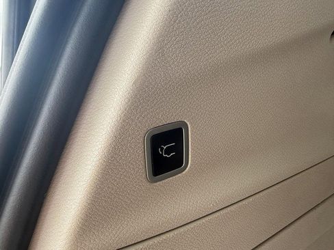 Used 2021 Chrysler Pacifica Touring-L image 18