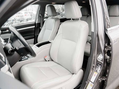 Used 2019 Toyota Highlander XLE image 9