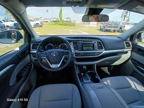 Used 2018 Toyota Highlander LE FWD image 25