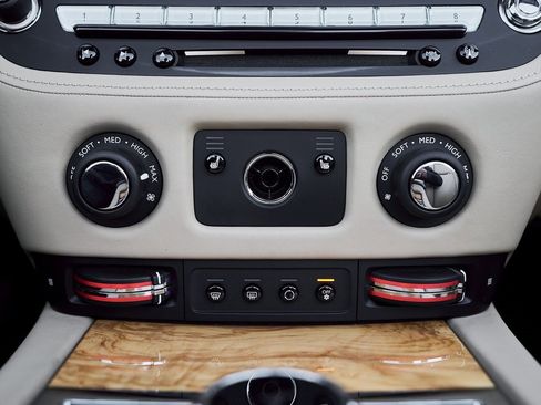 Used 2017 Rolls-Royce Dawn image 61