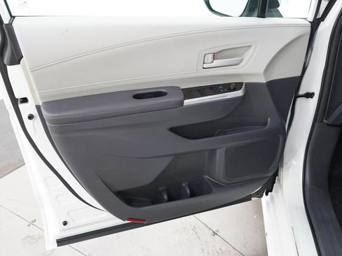 Used 2021 Toyota Sienna LE AWD/4WD image 20