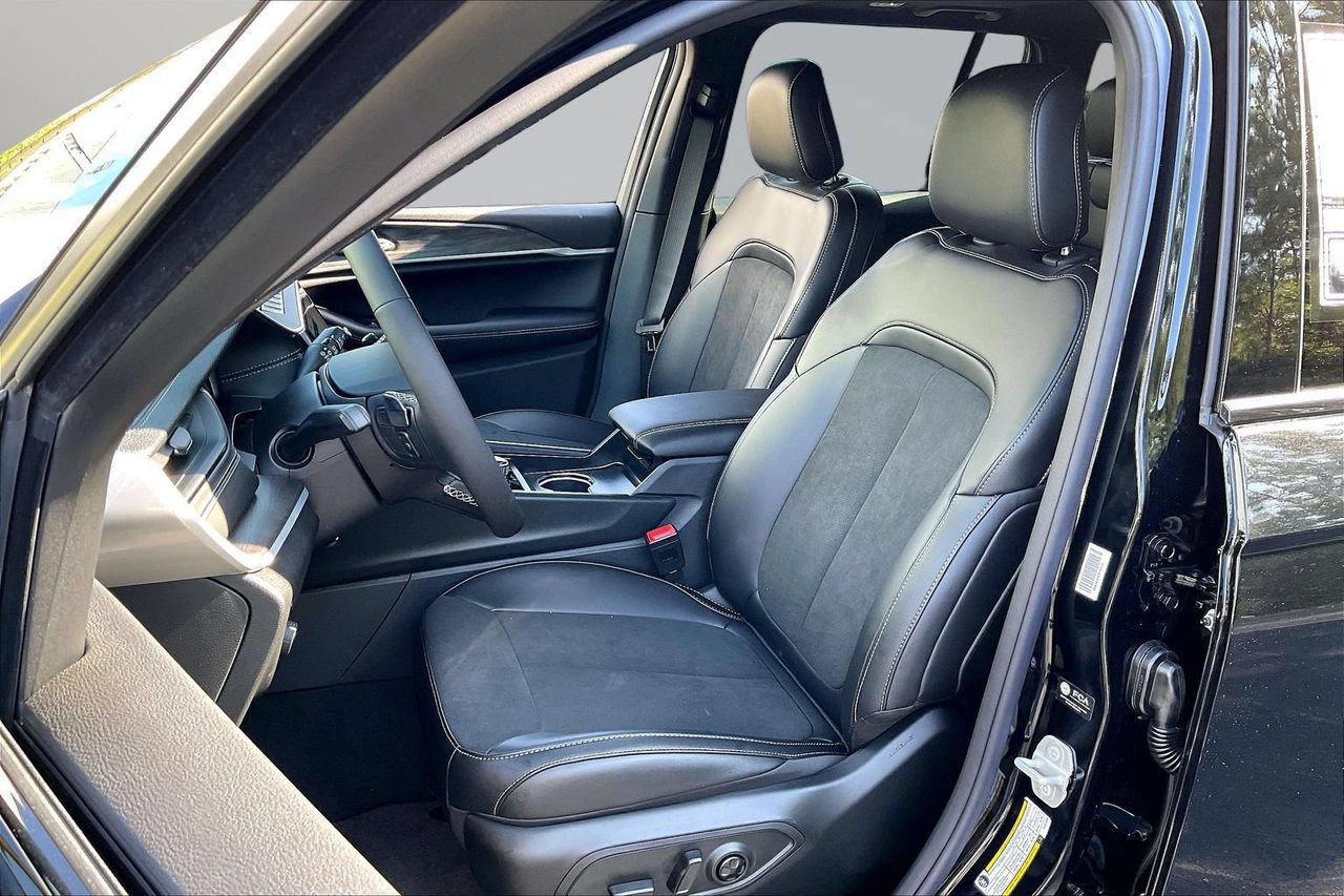 New 2026 Jeep Grand Cherokee Altitude AWD/4WD image 18