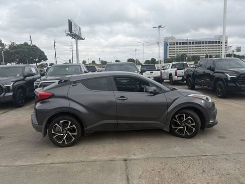 Used 2019 Toyota C-HR Limited FWD image 3