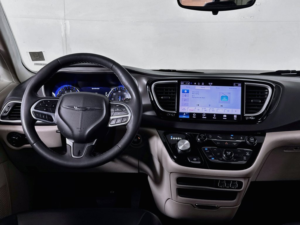 Used 2023 Chrysler Pacifica Touring-L FWD image 13