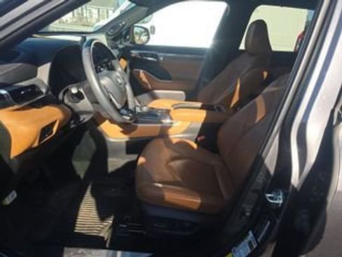 Used 2023 Toyota Highlander Platinum FWD image 9