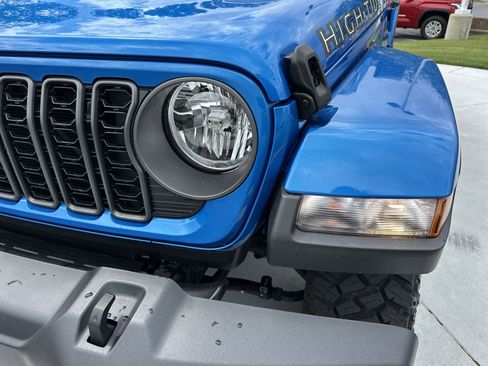 Used 2025 Jeep Gladiator Sport image 6