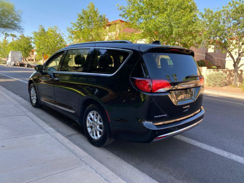 Used 2020 Chrysler Pacifica Touring-L FWD image 11