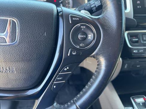 Used 2018 Honda Pilot Touring image 11
