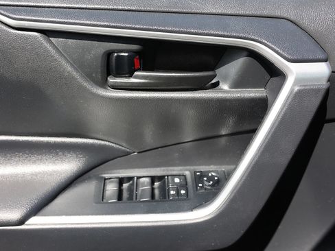 Used 2021 Toyota RAV4 LE AWD/4WD image 35