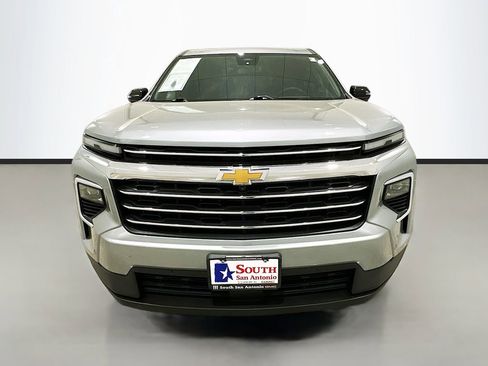 Used 2024 Chevrolet Traverse LT w/ Enhanced Driving Package image 2