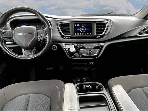 Used 2020 Chrysler Pacifica Touring w/ S Appearance Package FWD image 9