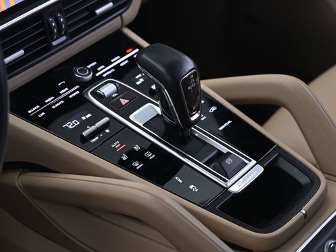 Used 2019 Porsche Cayenne E-Hybrid image 34