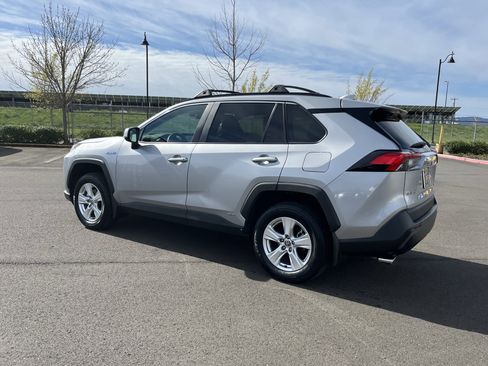 Used 2021 Toyota RAV4 XLE w/ Convenience Package image 5