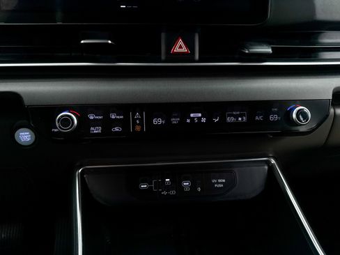 Certified 2025 Kia Carnival EX FWD image 28