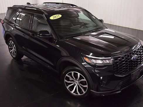 Used 2025 Ford Explorer ST-Line image 9