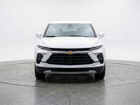 Used 2025 Chevrolet Blazer LT FWD image 2