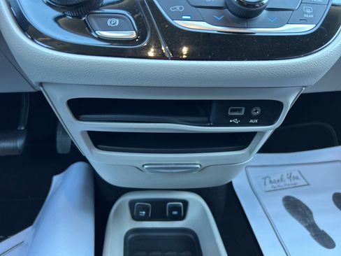 Used 2017 Chrysler Pacifica Touring w/ Tire & Wheel Group image 15