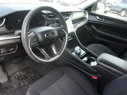 Used 2023 Jeep Grand Cherokee Laredo w/ Luxury Tech Group I AWD/4WD image 8