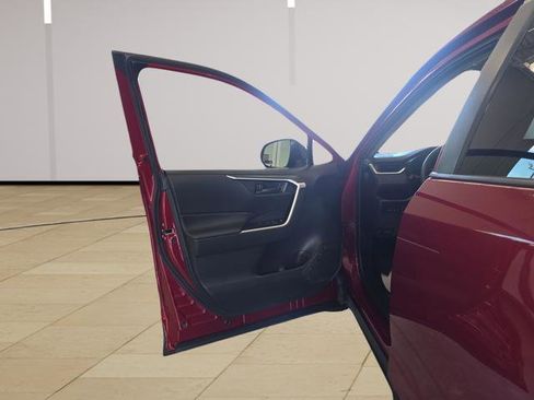 Used 2021 Toyota RAV4 LE AWD/4WD image 10