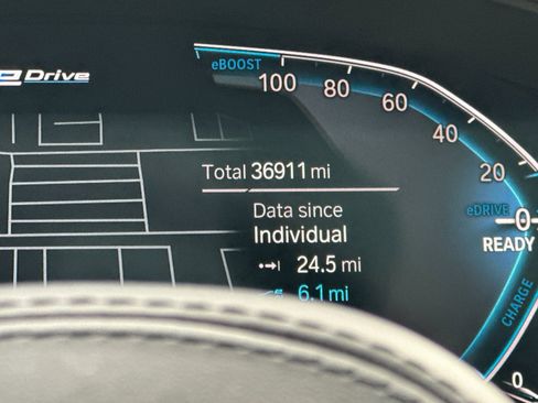 Used 2023 BMW 530e w/ M Sport Package image 27