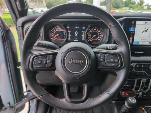 Used 2024 Jeep Gladiator Mojave AWD/4WD image 18