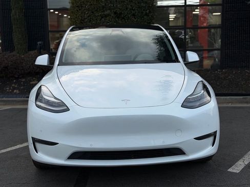 Used 2022 Tesla Model Y Long Range image 3
