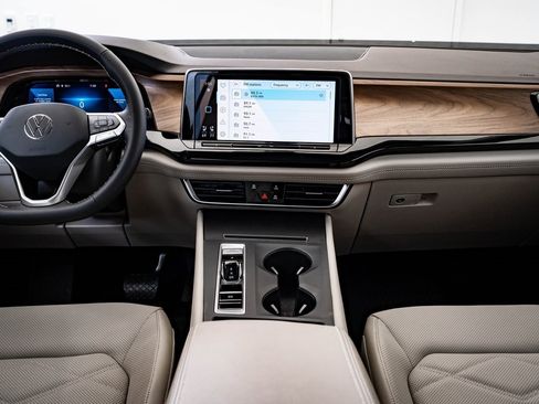 Used 2024 Volkswagen Atlas SE image 36