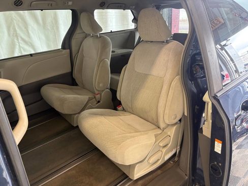 Used 2018 Toyota Sienna LE image 21