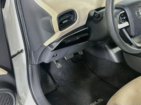 Used 2016 Toyota Prius Two FWD image 16