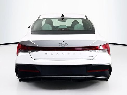 Certified 2025 Hyundai Elantra Limited FWD image 7