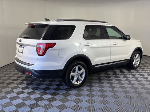 Used 2018 Ford Explorer XLT image 5