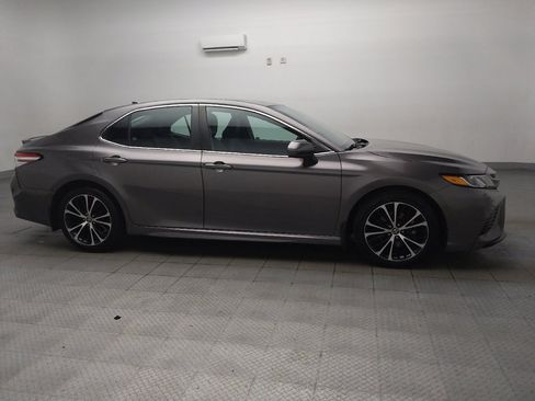 Used 2020 Toyota Camry SE FWD image 11