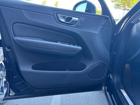 Used 2025 Volvo XC60 B5 Plus image 10