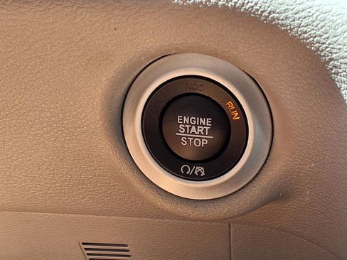 Used 2022 Chrysler Voyager LX image 10