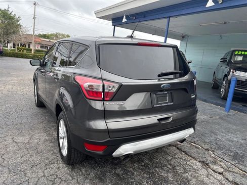 Used 2017 Ford Escape SE image 3
