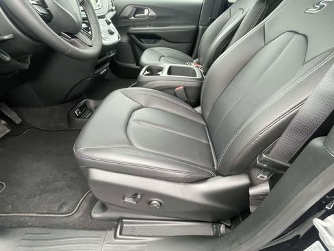 New 2026 Chrysler Pacifica Select image 7
