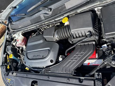 Used 2024 Chrysler Pacifica Touring-L image 25