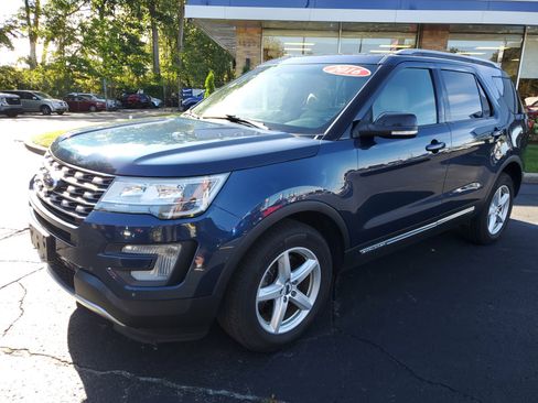 Used 2016 Ford Explorer XLT w/ Equipment Group 202A image 2