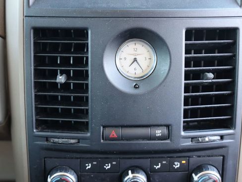 Used 2008 Chrysler Town & Country Touring image 28