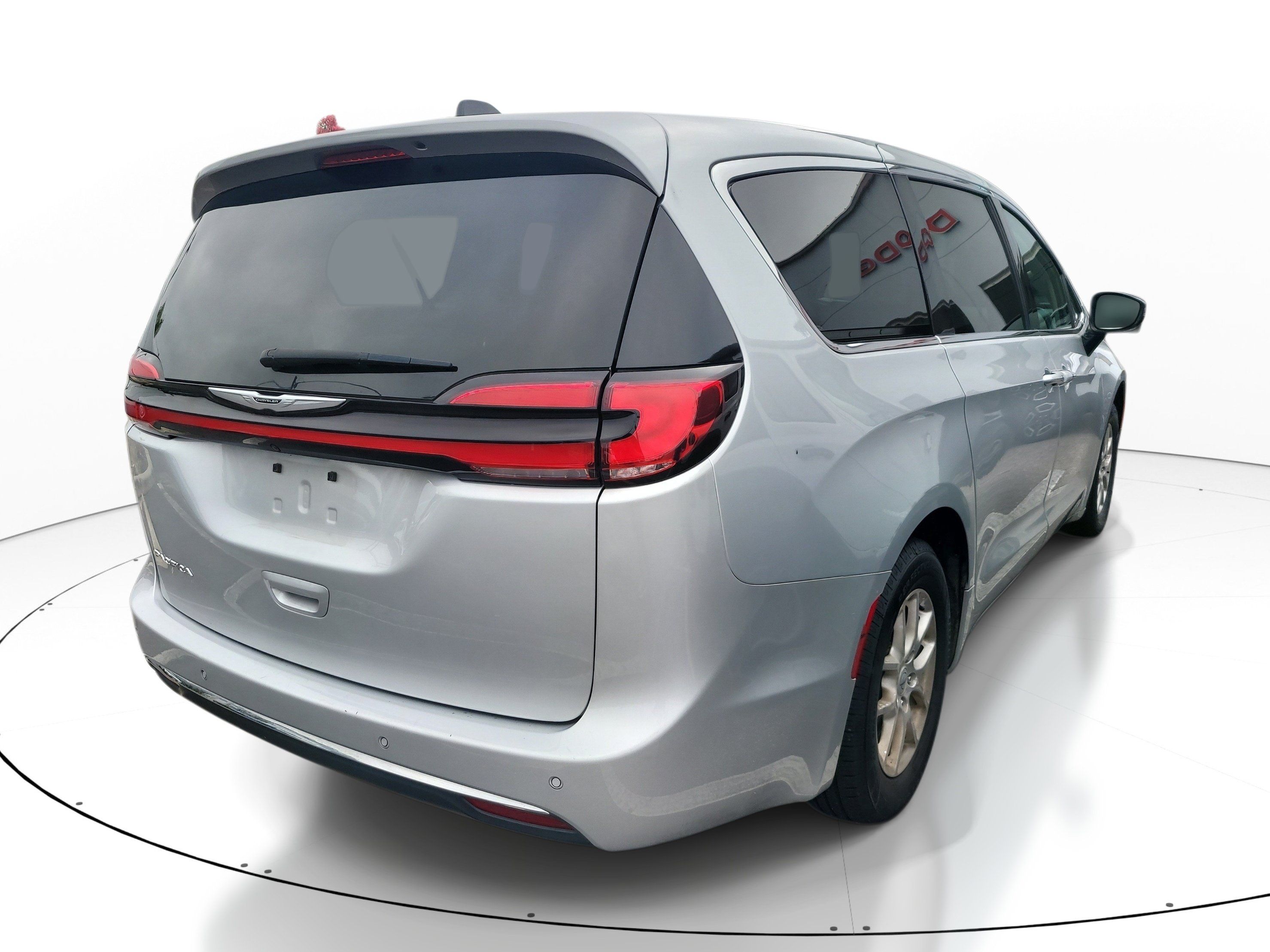Used 2024 Chrysler Pacifica Touring-L FWD image 4