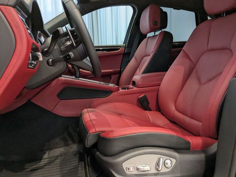 Certified 2025 Porsche Macan image 5