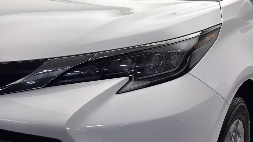 Certified 2026 Toyota Sienna LE FWD image 3